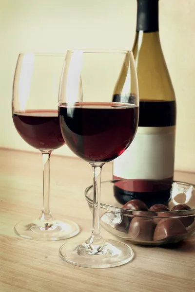 Два бокала красного вина и шоколад — стоковое фото