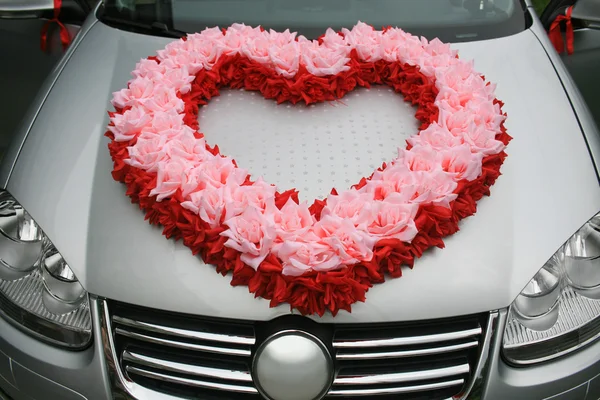 Carro de casamento com coração de flores — Fotografia de Stock