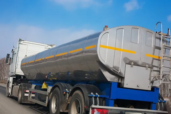 yakıt kamyonu karayolu üzerinde gider