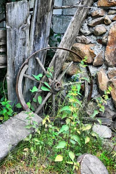 Wooden broken wheel — Stock Photo, Image