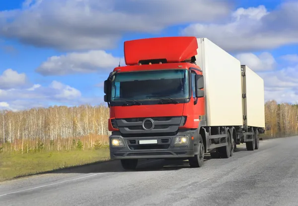 Lastbil med trailern går på motorvägen — Stockfoto