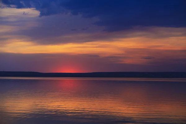 Sonnenuntergang über dem See — Stockfoto