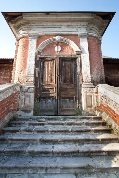 Entrance to the ancient building — Stock Photo, Image