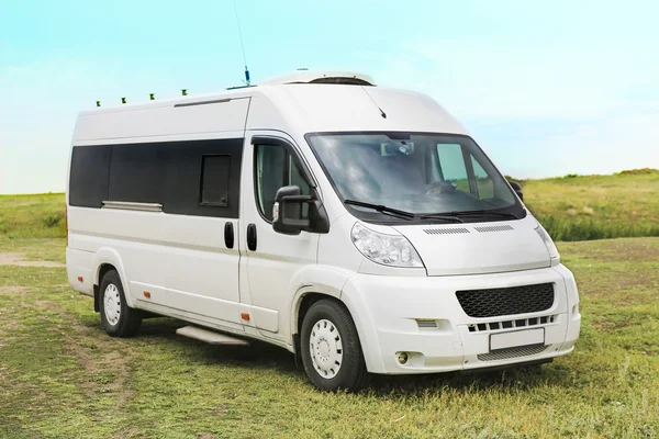 Weißer Kleinbus auf dem Feld — Stockfoto