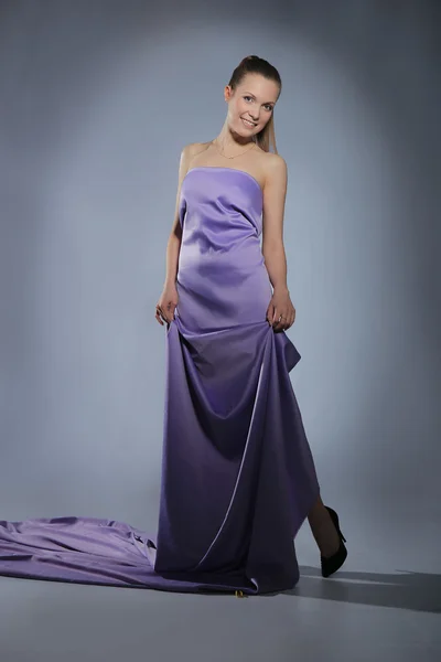 Dívka v dlouhé fialové šaty — Stock fotografie