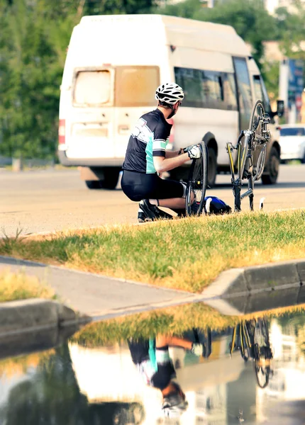 Cycliste avec le vélo cassé — Photo