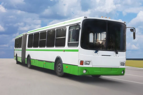 Bus gaat op de snelweg — Stockfoto