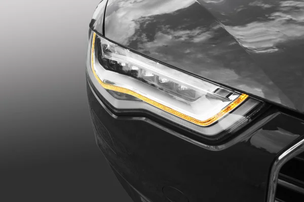 Reflektor nowoczesnego samochodu — Zdjęcie stockowe