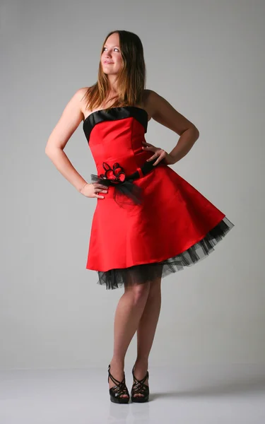 Flicka i röd klänning — Stockfoto