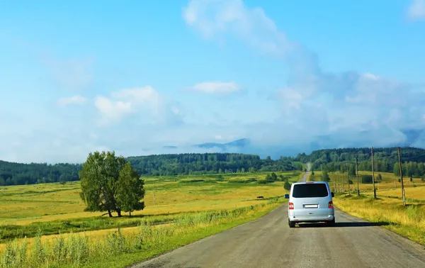 Мікроавтобус на заміському шосе — стокове фото