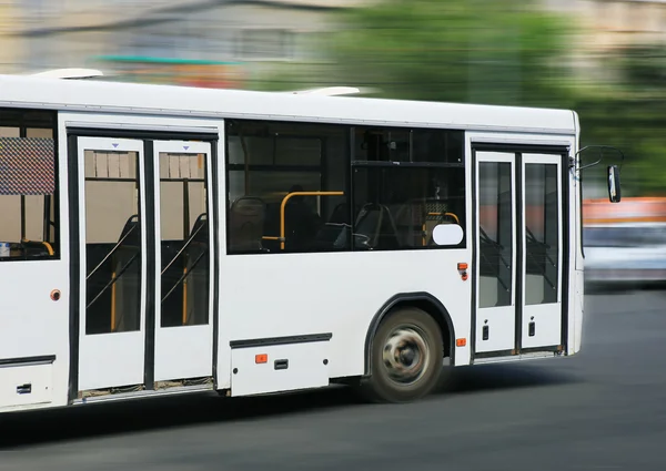 Weißer Stadtbus — Stockfoto