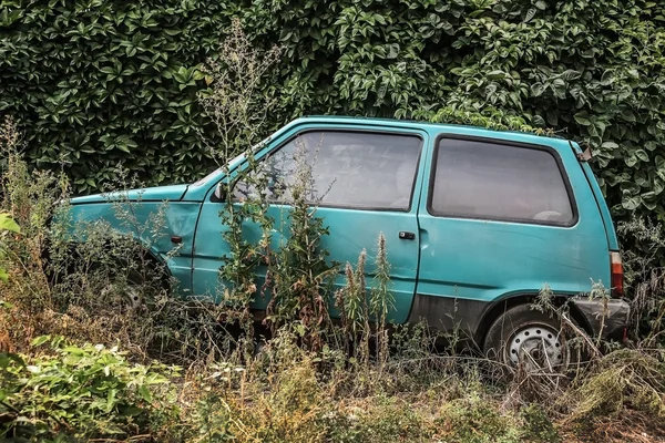 Eski araba ile atılan — Stok fotoğraf