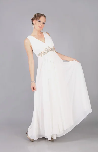 Dziewczynka elegancki w białej sukni — Zdjęcie stockowe