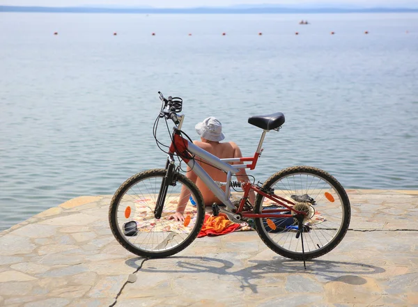 Cycliste et le vélo sur la côte — Photo