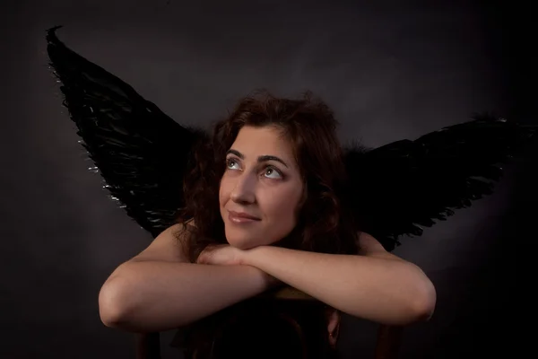 Mulher um anjo com asas pretas — Fotografia de Stock