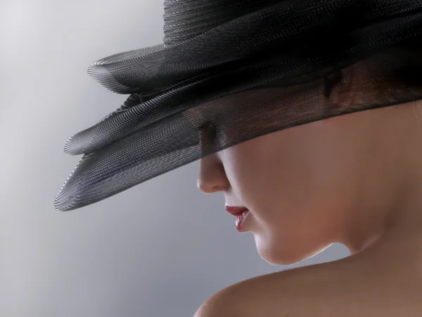 Hermosa chica en sombrero — Foto de Stock
