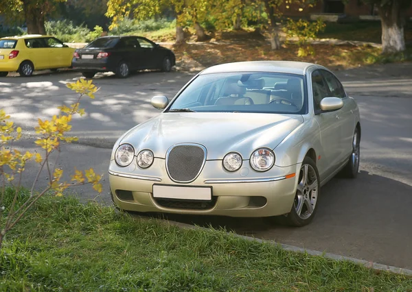 Auto auf Parkplatz — Stockfoto