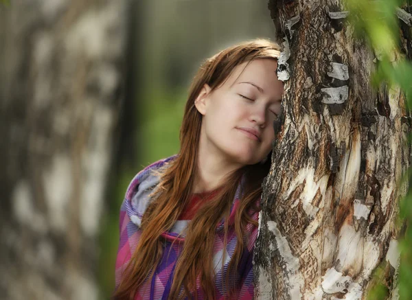 Chica sueña en el bosque —  Fotos de Stock