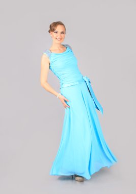 Mavi elbiseli genç bayan.