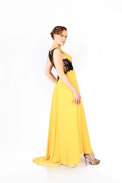 Femme élégante en robe jaune — Photo