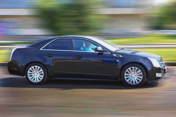 Car moves on the city street — Stock Photo, Image