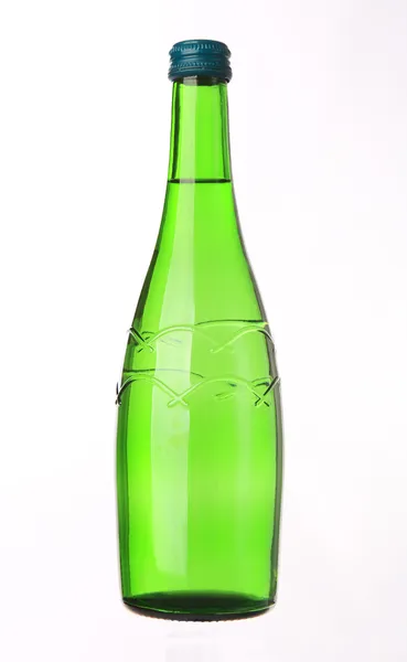 Bottiglia di vetro con acqua chiusa — Foto Stock