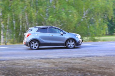 SUV ülke yollarda hareket eder.