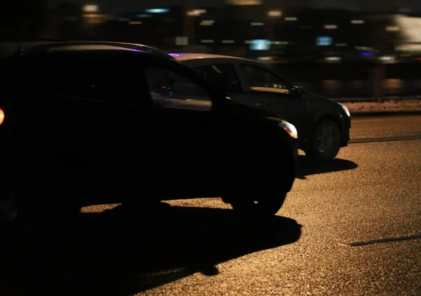 Coches van en la ciudad de la noche — Foto de Stock