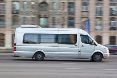 Minibüs caddeden aşağı gider