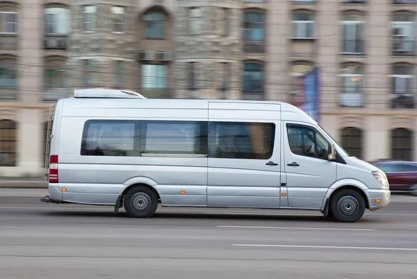 Minibus jde po ulici — Stock fotografie