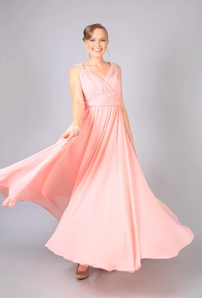 Smuk pige i lyserød kjole - Stock-foto