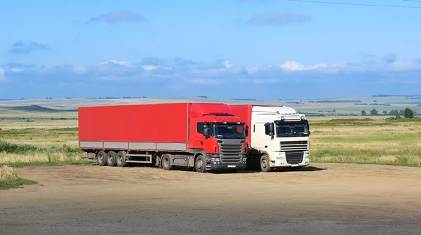 Samochody na parkingu przed krajobraz — Zdjęcie stockowe