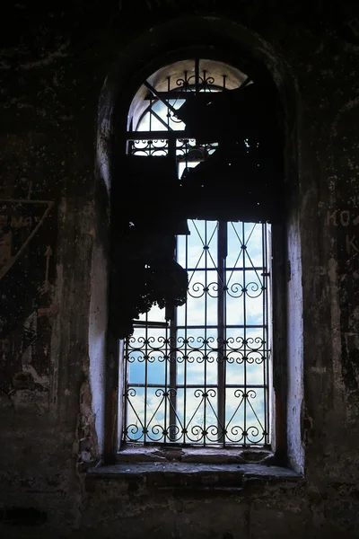 A régi dobott templomban rácsos ablak — Stock Fotó