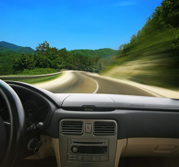 Carro indo na estrada da montanha — Fotografia de Stock