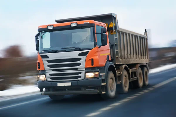 Dump truck met een oranje cabine — Stockfoto