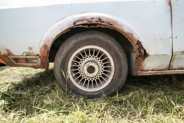 Vieille voiture avec rouille sur corps — Photo