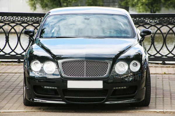 Black luxury  car parked on the embankment — Stock Photo, Image