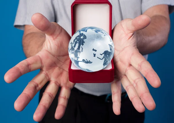 Globe v rukou člověka — Stock fotografie