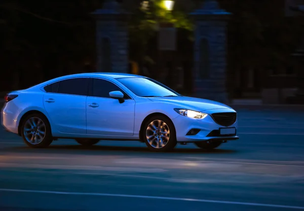 Carro vai na cidade da noite — Fotografia de Stock