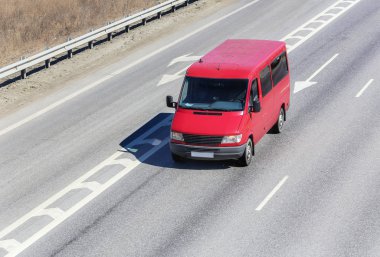 Kırmızı minibüs 