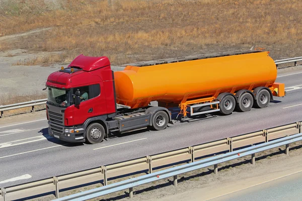 Топливный грузовик на шоссе — стоковое фото