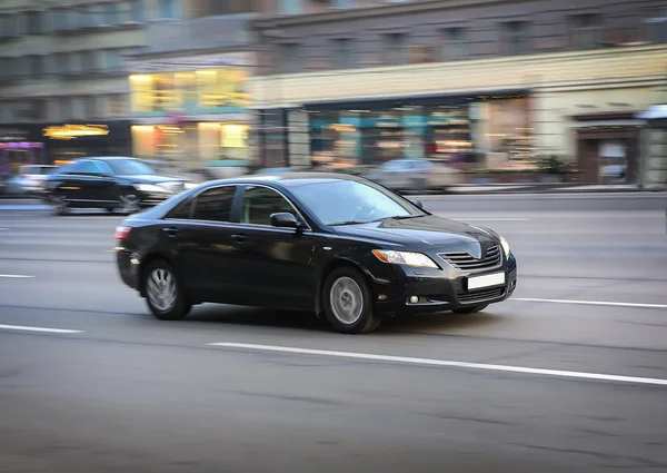 Auto beweegt op de stad straat — Stockfoto