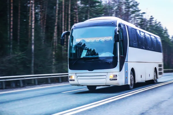 Autobus se pohybuje na dálnici země — Stock fotografie