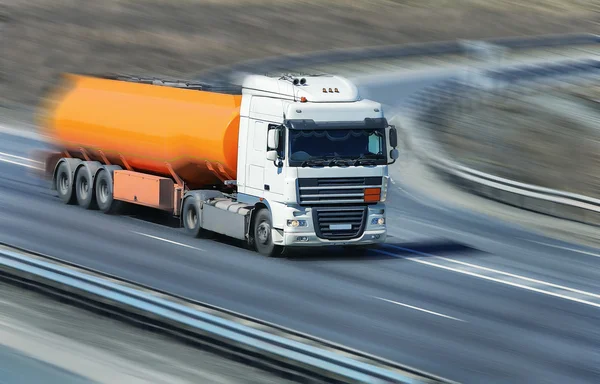 高速道路の燃料トラック — ストック写真