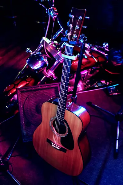 Gitaar en de motorfiets in nachtclub — Stockfoto