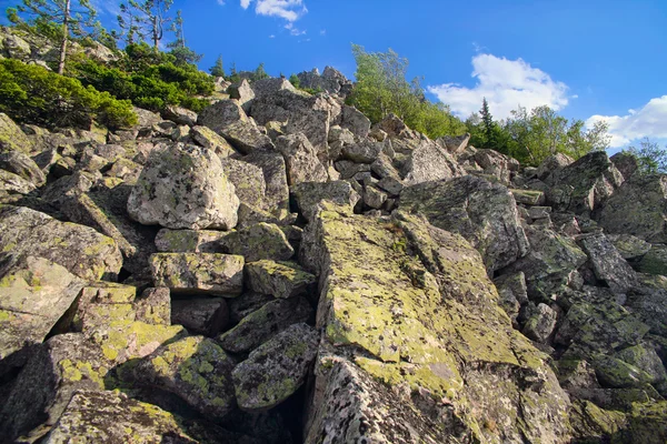 Gros rochers au sommet de la montagne — Photo