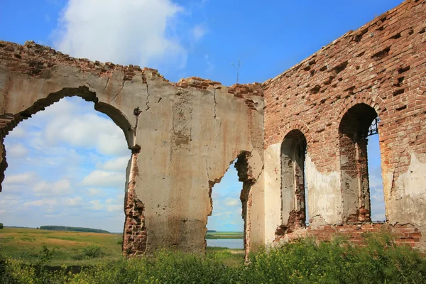 Antik tahrip tuğla bina — Stok fotoğraf