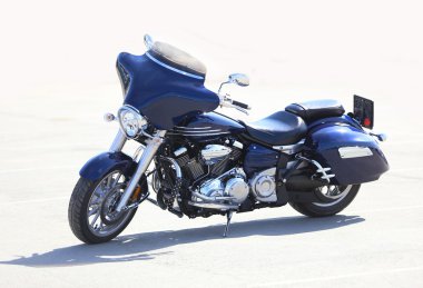 Beyaz arka plan üzerinde motosiklet