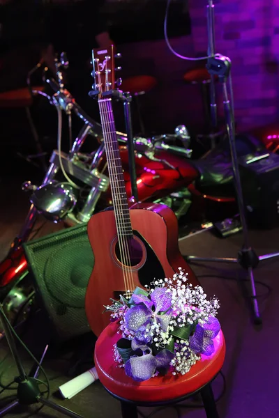 Guitarra e a motocicleta no clube noturno — Fotografia de Stock
