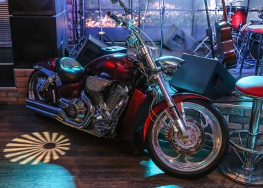 gece bar mahallinde motosiklet